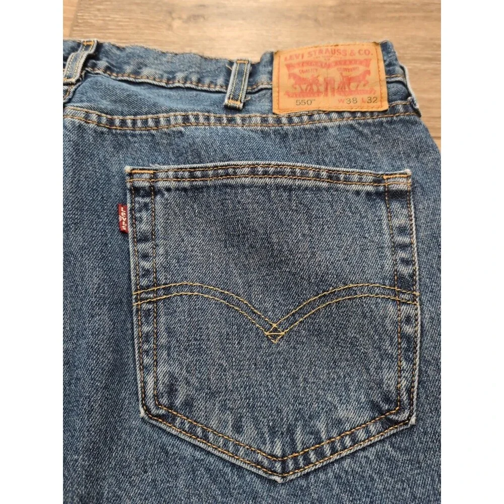 LEVI'S 550 MEN'S BLUE JEANS SIZE 38x32 STRAIGHT RELAXED MEDIUM WASH    EUC